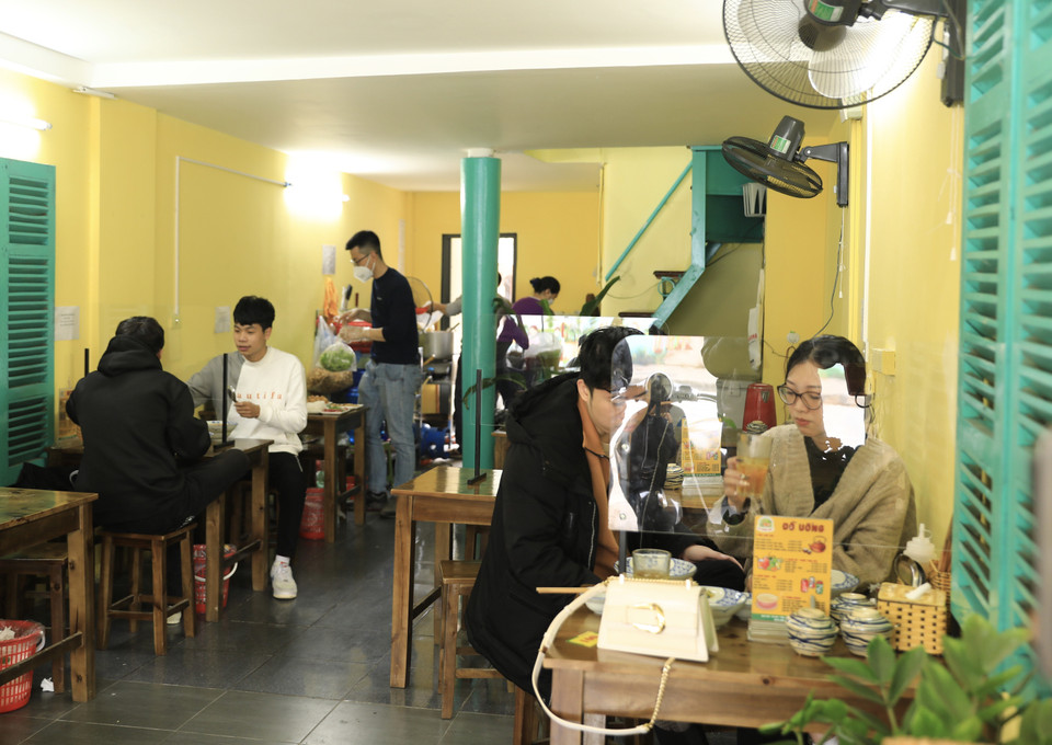 Quán bún riêu trên phố Tôn Thất Tùng được trang bị đầy đủ vách ngăn đảm bảo phòng dịch cho thực khách. (Ảnh: Hoàng Hiếu/TTXVN)