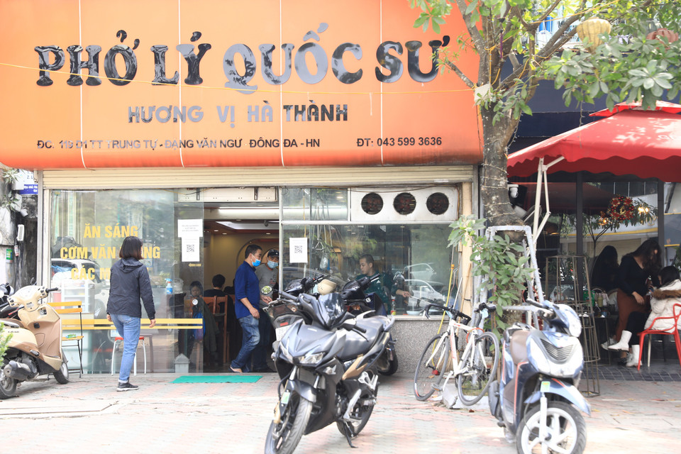 Một quán phở trên phố Đặng Văn Ngữ phục vụ khách ngay tại chỗ. (Ảnh: Hoàng Hiếu/TTXVN)