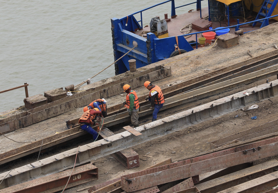 Cầu Vĩnh Tuy 2 được xây dựng với tổng mức đầu tư hơn 2.500 tỷ đồng là công trình giao thông trọng điểm của Thủ đô Hà Nội, nằm song song và có kết cấu, hình dáng tương tự với cầu Vĩnh Tuy 1. (Ảnh: Hoàng Hiếu/TTXVN)