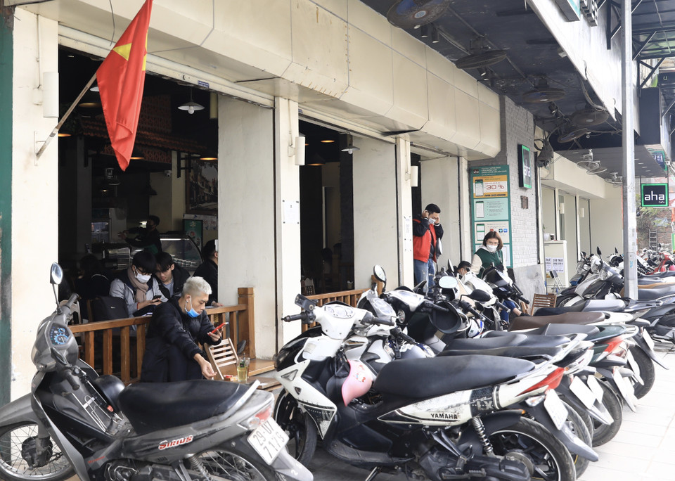 Việc điều chỉnh các biện pháp hành chính diễn ra sau khi UBND thành phố Hà Nội xác định cấp độ trong phòng, chống dịch COVID-19 của quận Đống Đa chuyển từ cấp độ 3 về cấp độ 2 (vùng vàng). Trong ảnh: Một quán càphê trên phố Tôn Thất Tùng đã đông khách trở lại từ trưa 2/1. (Ảnh: Hoàng Hiếu/TTXVN)