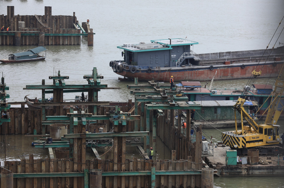 Một mố cầu Vĩnh Tuy 2 đang được gấp rút hoàn thiện. (Ảnh: Hoàng Hiếu/TTXVN)