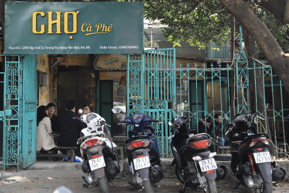 Một quán càphê trên phố Đặng Văn Ngữ phục vụ khách tại chỗ. (Ảnh: Hoàng Hiếu/TTXVN)