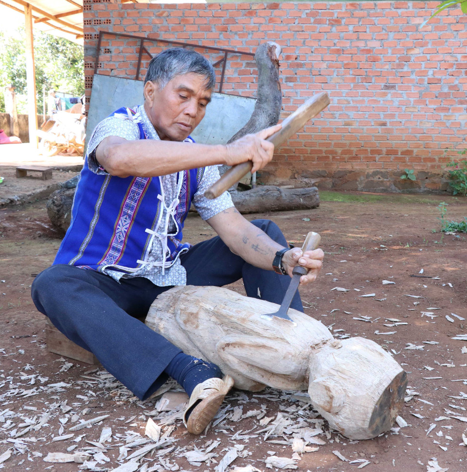 Sau khi hình khối bức tượng hoàn thành, các nghệ nhân sẽ dùng đục để đẽo những góc khuất, đường cong của bức tượng. (Ảnh: Hồng Điệp/TTXVN) 