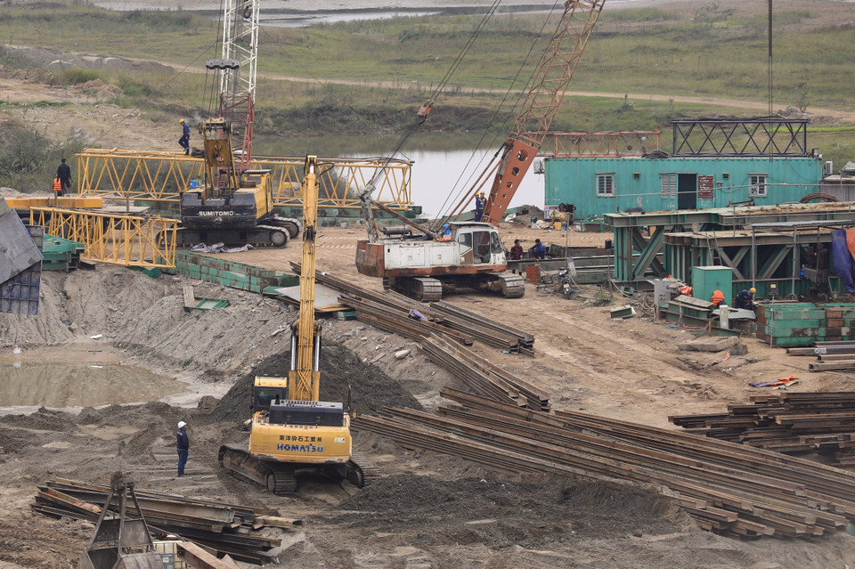 Các nhà thầu bố trí phương tiện máy móc, nhân, vật lực đảm bảo đẩy nhanh tiến độ dự án. (Ảnh: Hoàng Hiếu/TTXVN)