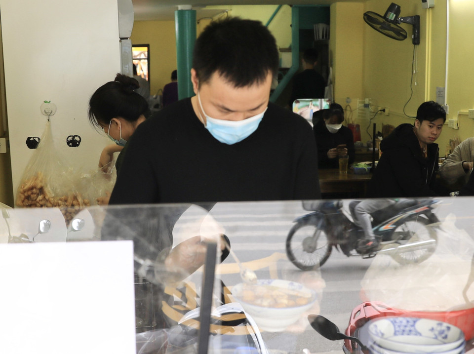 Từ 1/1/2022, quận Đống Đa cho phép các cửa hàng, cơ sở kinh doanh dịch vụ ăn uống trên địa bàn được bán hàng, phục vụ tại chỗ, đóng cửa trước 21h hàng ngày. Trong ảnh: Quán bún riêu tóp mỡ trên phố Tôn Thất Tùng phục vụ thực khách ngay tại quán trưa 2/1/2022. (Ảnh: Hoàng Hiếu/TTXVN)