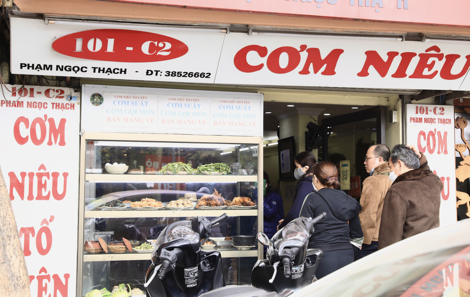 Nhiều thực khách vào quán cơm niêu trên phố Phạm Ngọc Thạch trưa 2/1. (Ảnh: Hoàng Hiếu/TTXVN)