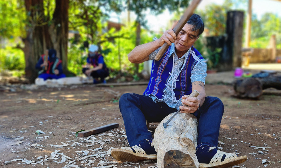 Chỉ với những dụng cụ đơn giản như rìu, rựa, dao, đục... nhưng dưới bàn tay khéo léo và trí tưởng tượng phong phú, các nghệ nhân đã thổi hồn lên các bức tượng gỗ, phản ánh sự sinh động của cuộc sống, góp phần tạo nên nét đặc sắc trong văn hoá cổ truyền của đồng bào các dân tộc Tây Nguyên. (Ảnh: Hồng Điệp/TTXVN) 