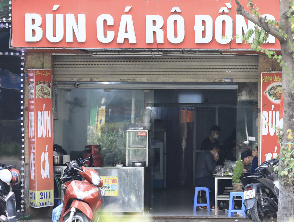 Một quán bún cá trên phố Xã Đàn phục vụ khách hàng tại chỗ. (Ảnh: Hoàng Hiếu/TTXVN)