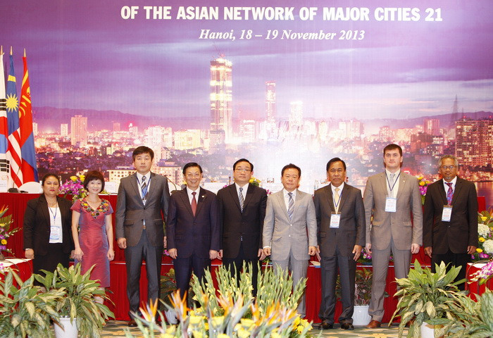 Phó Thủ tướng Hoàng Trung Hải và các đại biểu chụp ảnh chung. (Ảnh: Thống Nhất/TTXVN)