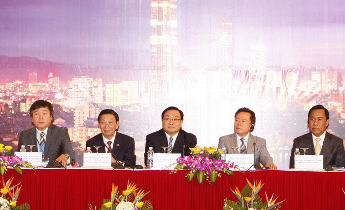 Sáng 18/11, Lễ khai mạc Hội nghị toàn thể lần thứ 12 Mạng lưới các thành phố lớn Châu Á thế kỷ 21 được tổ chức tại Hà Nội. Phó Thủ tướng Hoàng Trung Hải đến dự. Hội nghị diễn ra trong hai ngày, 18 và 19/11. (Ảnh: Thống Nhất/TTXVN)