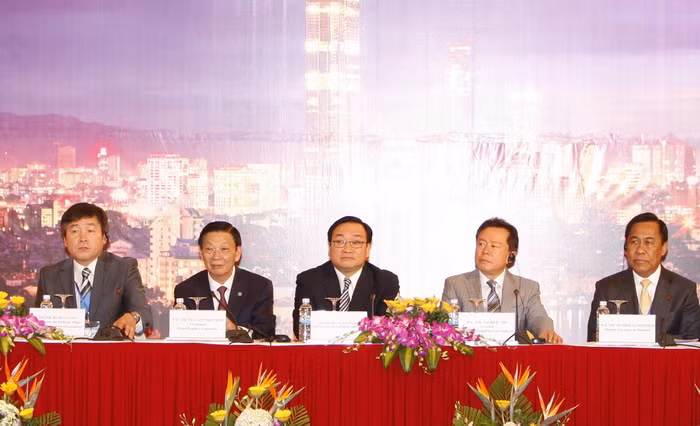 Sáng 18/11, Lễ khai mạc Hội nghị toàn thể lần thứ 12 Mạng lưới các thành phố lớn Châu Á thế kỷ 21 được tổ chức tại Hà Nội. Phó Thủ tướng Hoàng Trung Hải đến dự. Hội nghị diễn ra trong hai ngày, 18 và 19/11. (Ảnh: Thống Nhất/TTXVN)