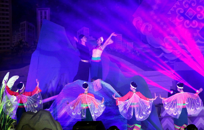 Chương trình nghệ thuật tham dự liên hoan của đoàn nghệ thuật quần chúng tỉnh Hòa Bình. (Ảnh: Thanh Tùng/TTXVN)