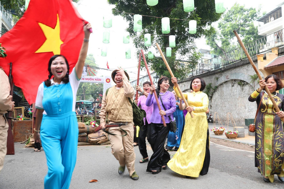 Tái hiện hình ảnh đoàn quân chiến thắng trở về Thủ đô. (Ảnh: Thành Đạt/TTXVN)