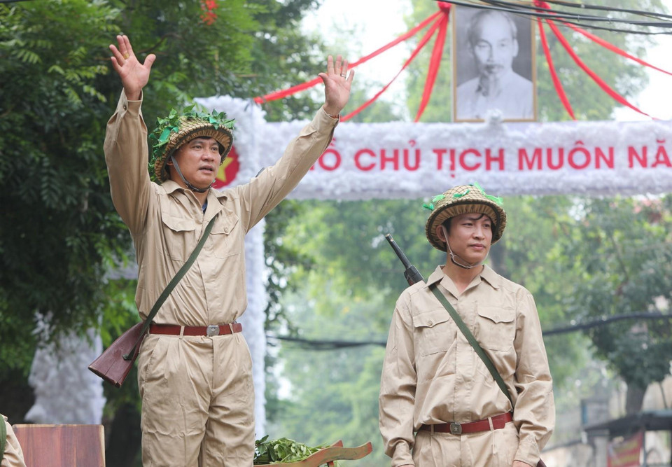 Tái hiện trận đánh lịch sử Giải phóng Thủ đô 65 năm trước. (Ảnh: Thành Đạt/TTXVN)