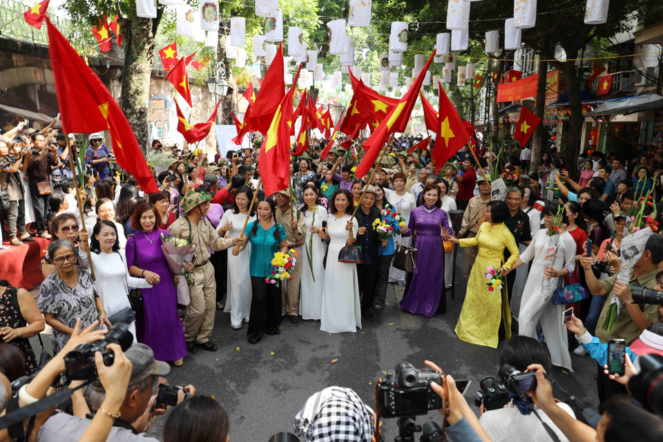 Tái hiện hình ảnh đoàn quân chiến thắng trở về trong niềm hân hoan chào đón của người dân Thủ đô. (Ảnh: Nhật Anh/TTXVN)
