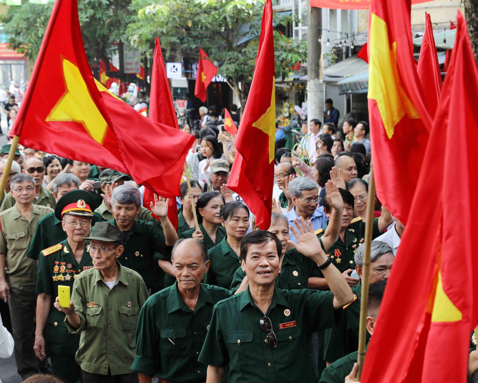 Nhiều tầng lớp quân và dân Thủ đô tham gia tái hiện hình ảnh đoàn quân chiến thắng trở về. (Ảnh: Nhật Anh/TTXVN)