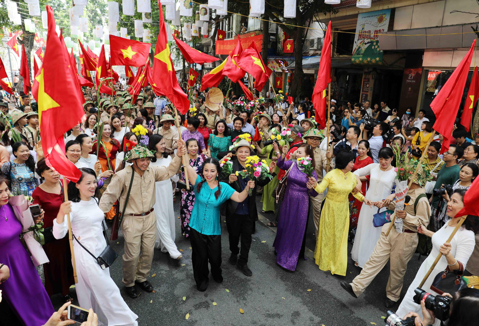 Tái hiện hình ảnh đoàn quân chiến thắng trở về trong niềm hân hoan chào đón của người dân Thủ đô. (Ảnh: Nhật Anh/TTXVN)