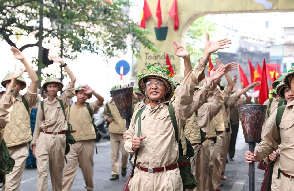 Tái hiện hình ảnh đoàn quân chiến thắng trở về Thủ đô. (Ảnh: Thành Đạt/TTXVN)