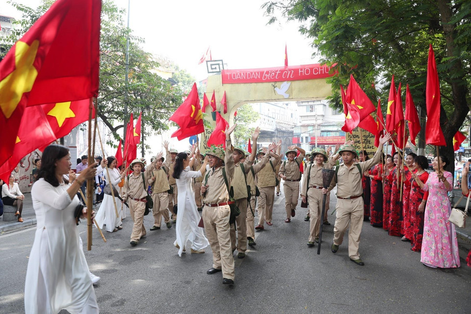 Tái hiện hình ảnh đoàn quân chiến thắng trở về Thủ đô. (Ảnh: Thành Đạt/TTXVN)