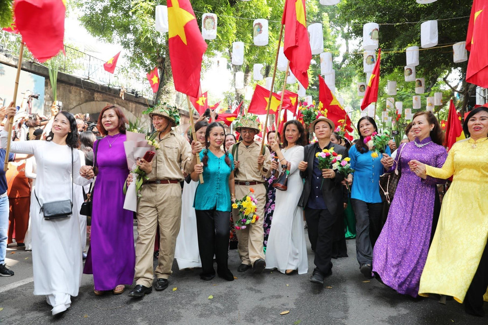 Tái hiện hình ảnh hân hoan, vui mừng của người dân Thủ đô trong ngày đón đoàn quân chiến thắng giữa mùa thu 65 năm trước. (Ảnh: Thành Đạt/TTXVN)