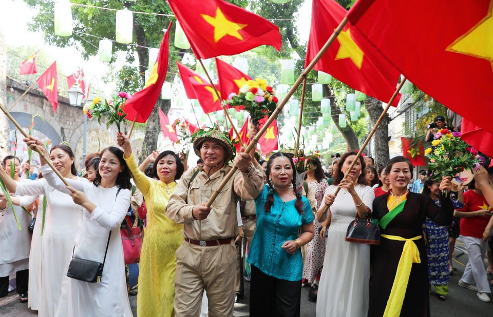 Tái hiện hình ảnh hân hoan, vui mừng của người dân Thủ đô trong ngày đón đoàn quân chiến thắng giữa mùa thu 65 năm trước. (Ảnh: Thành Đạt/TTXVN)
