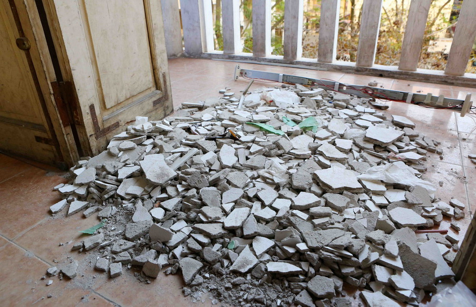 Hiện trường vụ sập vữa trần phòng học. (Ảnh: Thành Đạt/TTXVN)