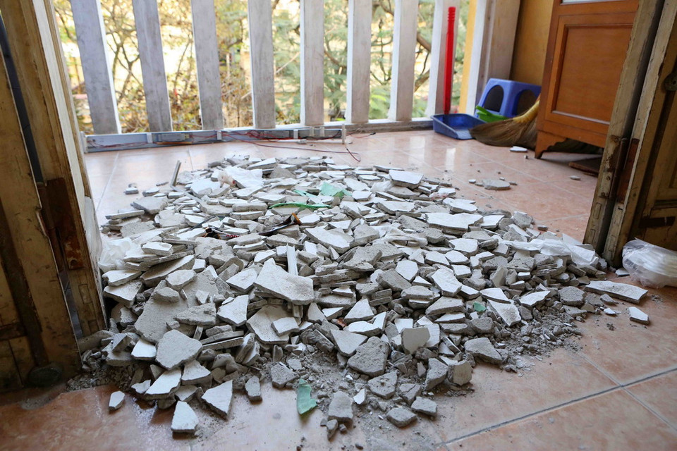 Ngoài phòng vừa vị sập vữa trần, một số phòng học khác tại trường THPT Trần Nhân Tông đã xuống cấp nghiêm trọng. (Ảnh: Thành Đạt/TTXVN)