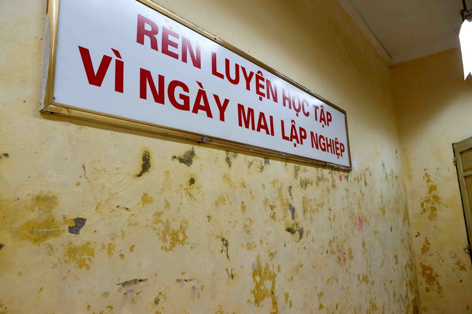  Ngoài phòng vừa vị sập vữa trần, một số phòng học khác tại trường THPT Trần Nhân Tông đã xuống cấp nghiêm trọng. (Ảnh: Thành Đạt/TTXVN)