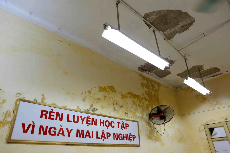 Hiện trường vụ sập vữa trần phòng học. (Ảnh: Thành Đạt/TTXVN)