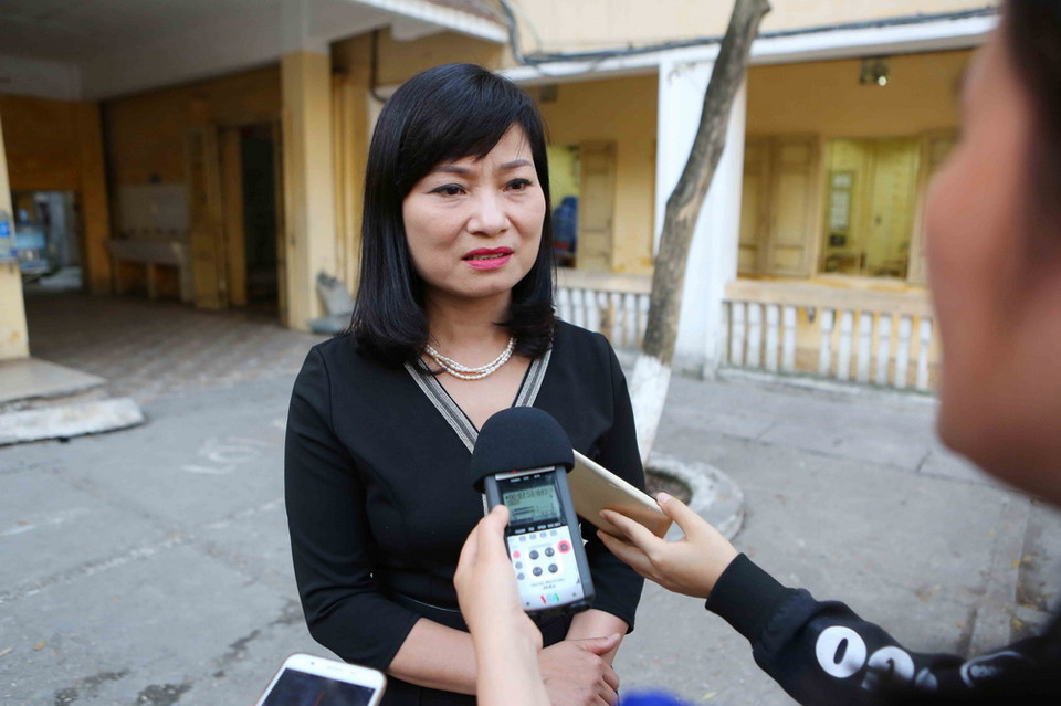 Bà Nguyễn Thị Minh Nguyệt, Phó hiệu trưởng Trường THPT Trần Nhân Tông trả lời phỏng vấn phóng viên về vụ việc vừa xảy ra. (Ảnh: Thành Đạt/TTXVN)