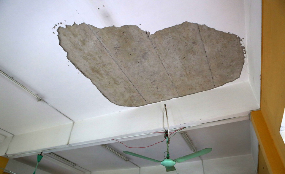 Hiện trường vụ sập vữa trần phòng học. (Ảnh: Thành Đạt/TTXVN)