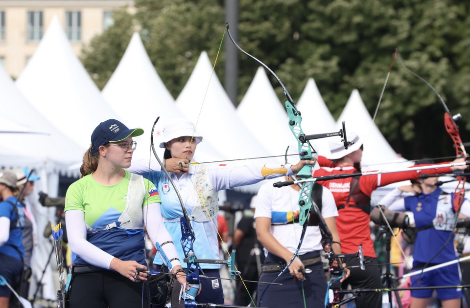 Đỗ Thị Ánh Nguyệt thi đấu ở nội dung vòng loại cung 1 dây cá nhân nữ.(Ảnh: Hoàng Linh/TTXVN)