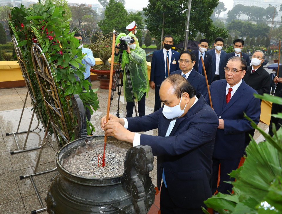 Chủ tịch nước Nguyễn Xuân Phúc và các lãnh đạo Đảng, Nhà nước dâng hương tưởng niệm các vị tiền bối cách mạng và các anh hùng, liệt sỹ tại Nghĩa trang Mai Dịch. (Ảnh: Văn Điệp/TTXVN)