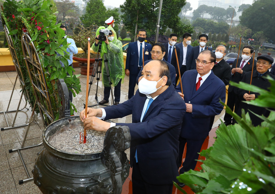 Chủ tịch nước Nguyễn Xuân Phúc dâng hương tưởng nhớ các vị tiền bối cách mạng và các anh hùng, liệt sỹ tại Nghĩa trang Mai Dịch. (Ảnh: Văn Điệp/TTXVN)