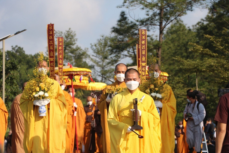 Lễ thiên quan rước kim quan của Thiền sư Thích Nhất Hạnh đến địa điểm trà tỳ. (Ảnh: Mai Trang/TTXVN)