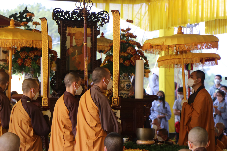 Thực hiện nghi lễ trà tỳ Thiền sư Thích Nhất Hạnh. (Ảnh: Mai Trang/TTXVN)