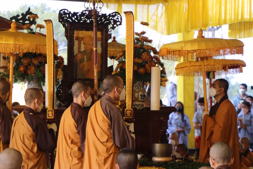 Thực hiện nghi lễ trà tỳ Thiền sư Thích Nhất Hạnh. (Ảnh: Mai Trang/TTXVN)