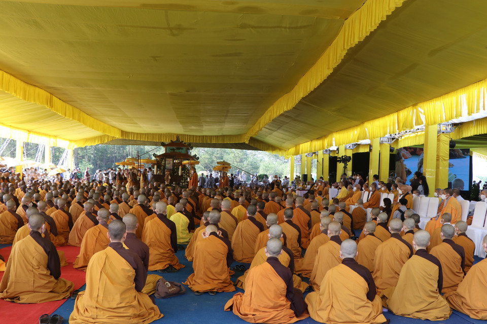Hàng trăm tăng ni, Phật tử lặng lẽ, thành kính ngồi thiền tâm niệm cúng dường. (Ảnh: Mai Trang/TTXVN)