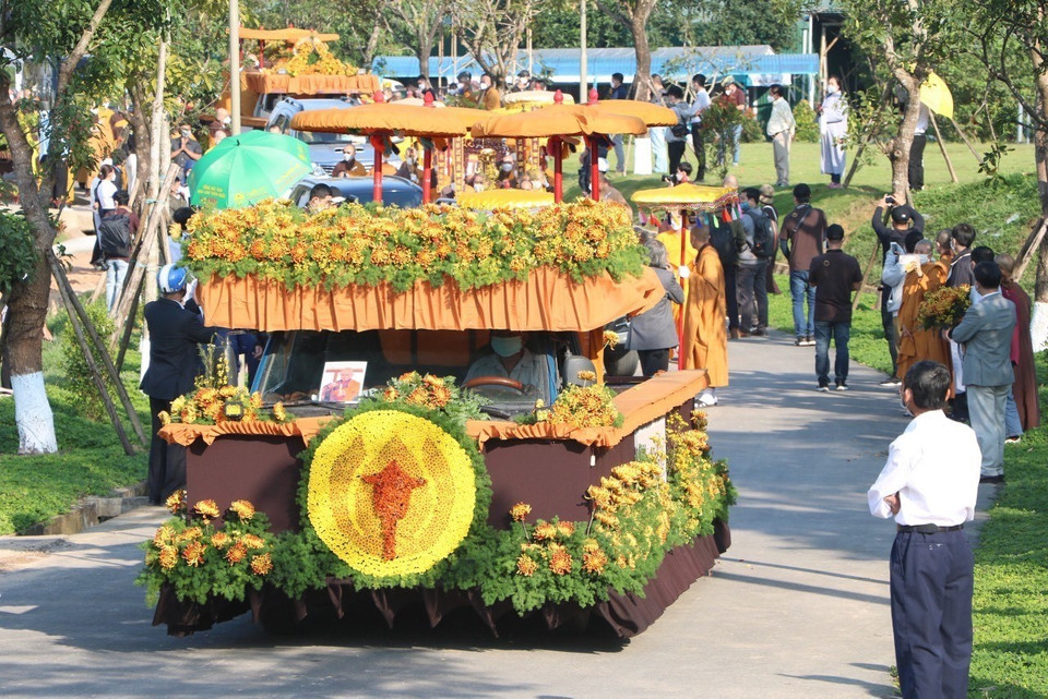 Đoàn xe tang rước kim quan, lư hương, di ảnh và bát hương Long vị của Thiền sư Thích Nhất Hạnh đến Công viên nghĩa trang Vĩnh Hằng. (Ảnh: Mai Trang/TTXVN)