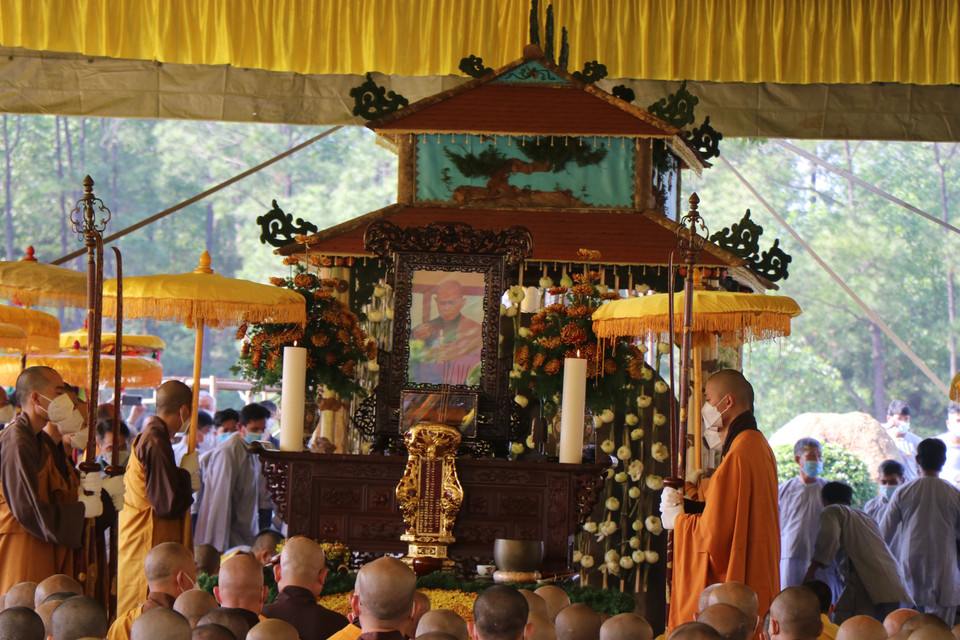 Hình ảnh thực hiện nghi lễ trà tỳ Thiền sư Thích Nhất Hạnh. (Ảnh: Mai Trang/TTXVN)