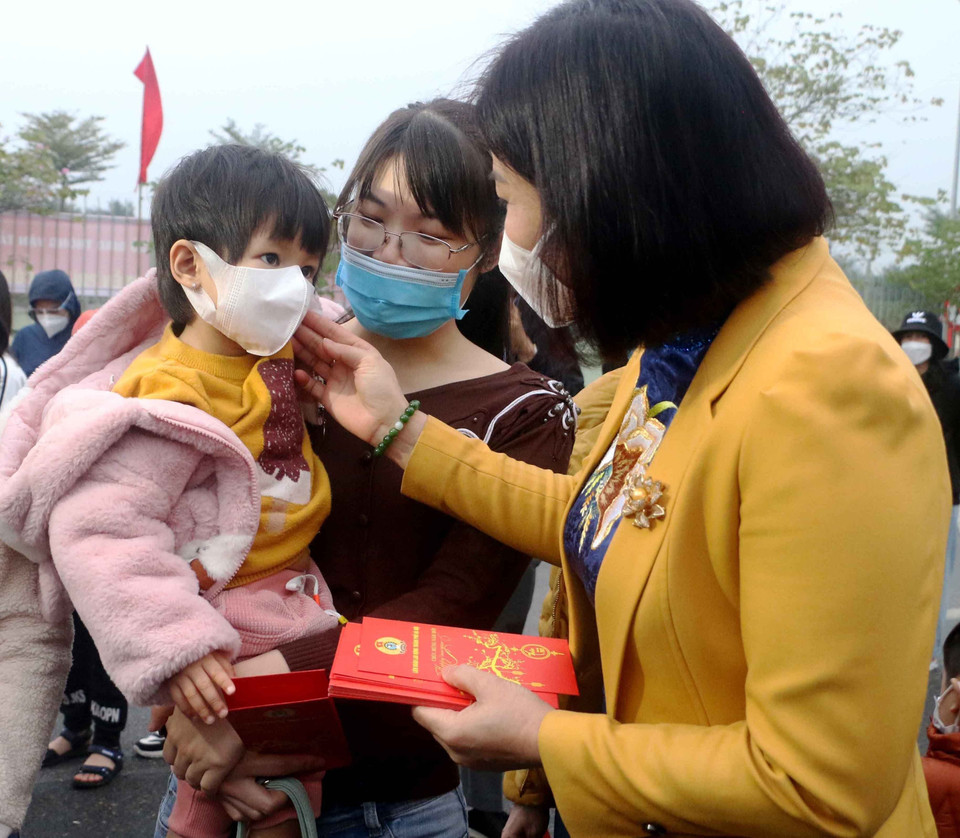 Bà Nguyễn Thị Tuyến, Phó Bí thư Thường trực Thành ủy Hà Nội trao quà cho con công nhân lao động. (Ảnh: TTXVN phát)