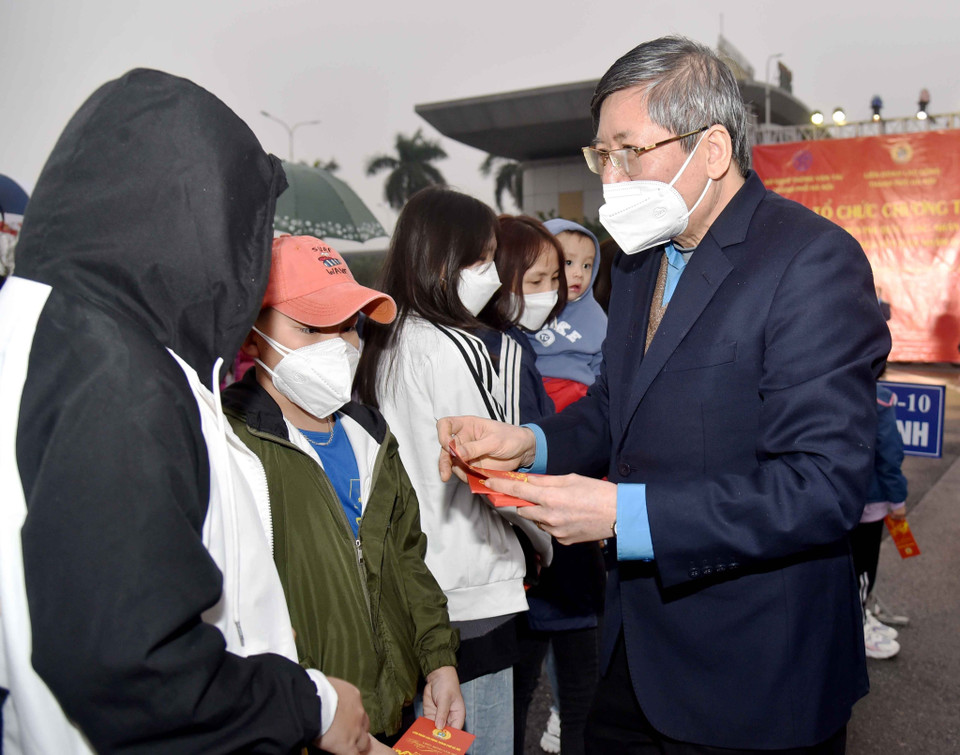 Ông Trần Thanh Hải, Phó Chủ tịch Thường trực Tổng Liên đoàn Lao động Việt Nam trao quà cho con công nhân lao động. (Ảnh: TTXVN phát)