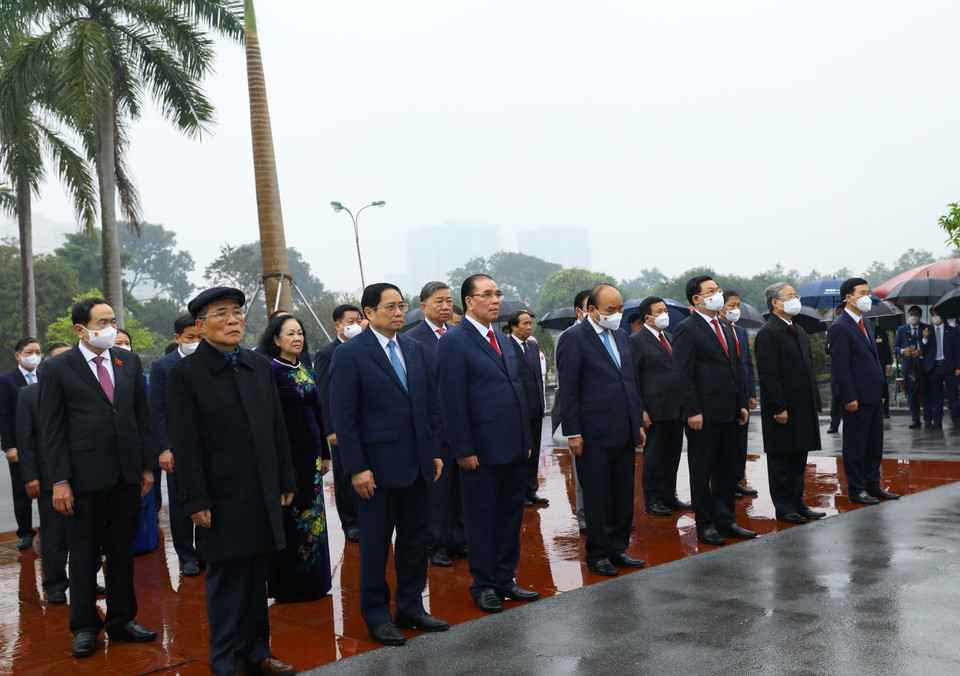 Đoàn đại biểu Ban Chấp hành Trung ương Đảng, Chủ tịch nước, Quốc hội, Chính phủ, Ủy ban Trung ương Mặt trận Tổ quốc Việt Nam dâng hương tưởng niệm các vị tiền bối cách mạng và các anh hùng, liệt sỹ tại Nghĩa trang Mai Dịch. (Ảnh: Văn Điệp/TTXVN)