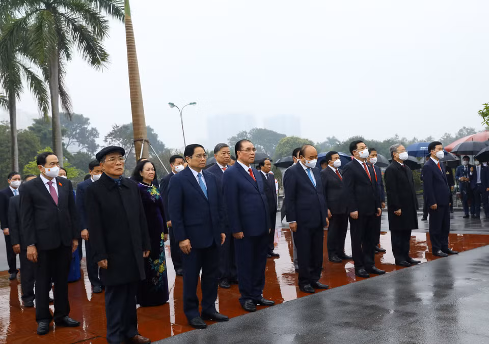 Đoàn đại biểu Ban Chấp hành Trung ương Đảng, Chủ tịch nước, Quốc hội, Chính phủ, Ủy ban Trung ương Mặt trận Tổ quốc Việt Nam dâng hương tưởng niệm các vị tiền bối cách mạng và các anh hùng, liệt sỹ tại Nghĩa trang Mai Dịch. (Ảnh: Văn Điệp/TTXVN)