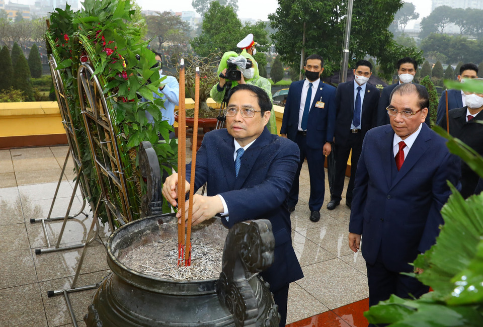 Thủ tướng Chính phủ Phạm Minh Chính dâng hương tưởng nhớ các vị tiền bối cách mạng và các anh hùng, liệt sỹ tại Nghĩa trang Mai Dịch. (Ảnh: Văn Điệp/TTXVN)