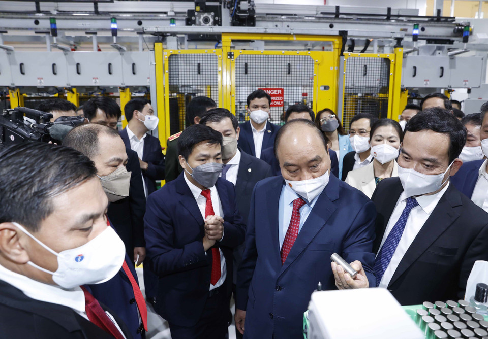 Chủ tịch nước Nguyễn Xuân Phúc tham quan Nhà máy sản xuất ôtô Vinfast. (Ảnh: Thống Nhất/TTXVN)