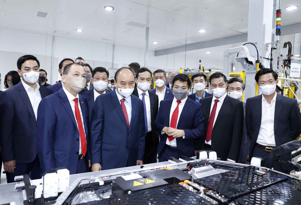 Chủ tịch nước tham quan Nhà máy sản xuất ôtô Vinfast. (Ảnh: Thống Nhất/TTXVN)