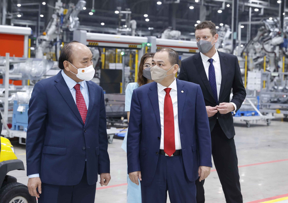 Chủ tịch nước tham quan Nhà máy sản xuất ôtô Vinfast. (Ảnh: Thống Nhất/TTXVN)