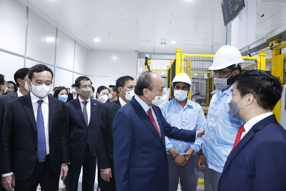 Chủ tịch nước Nguyễn Xuân Phúc thăm hỏi, động viên công nhân và chuyên gia đang làm việc tại Nhà máy sản xuất ôtô Vinfast. (Ảnh: Thống Nhất/TTXVN)