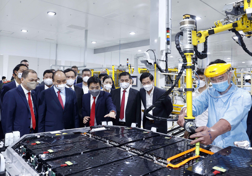 Chủ tịch nước Nguyễn Xuân Phúc tham quan Nhà máy sản xuất ôtô Vinfast. (Ảnh: Thống Nhất/TTXVN)